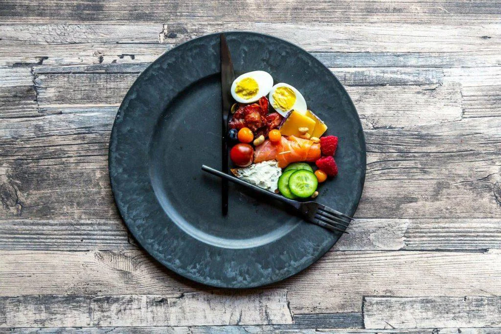 Fasting dieta: Inovatie si traditie in lumea nutritionala moderna