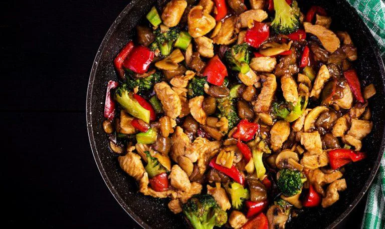 CIUPERCI CU LEGUME LA TIGAIE: UN DELICIU CULINAR RAPID SI SANATOS
