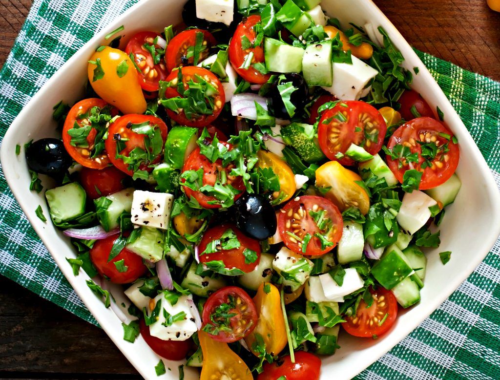 Salata Greceasca: O Icoană Culinară și Variațiunile Ei