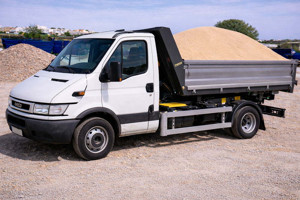 Transport nisip balastru eficient, baza logistică pentru lucrări stabile și bine organizate