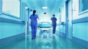 Ce salariu are o infirmieră în spital în 2026? (Net şi Brut)