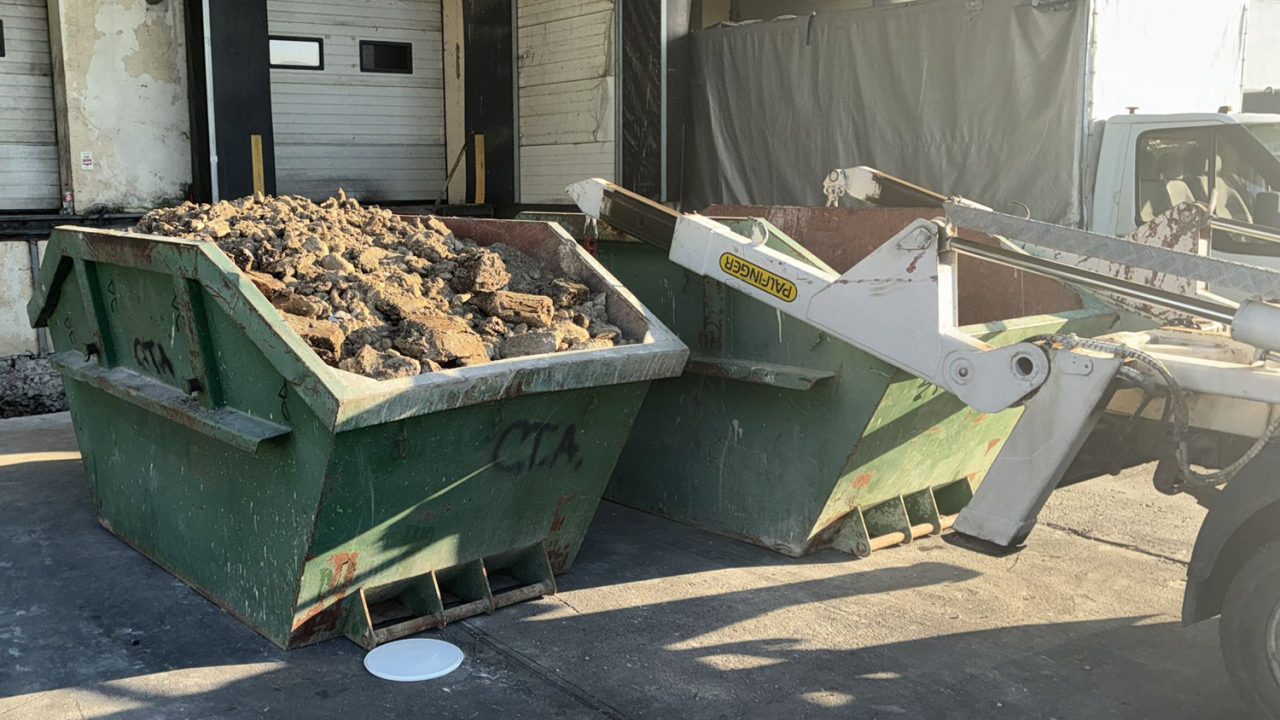 Ce se întâmplă cu molozul după ce containerul este ridicat: de ce contează mai mult decât crezi